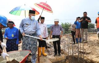 Warga Sambut Gembira Peletakan Bantu Pertama Pasar Rakyat Bungaraya