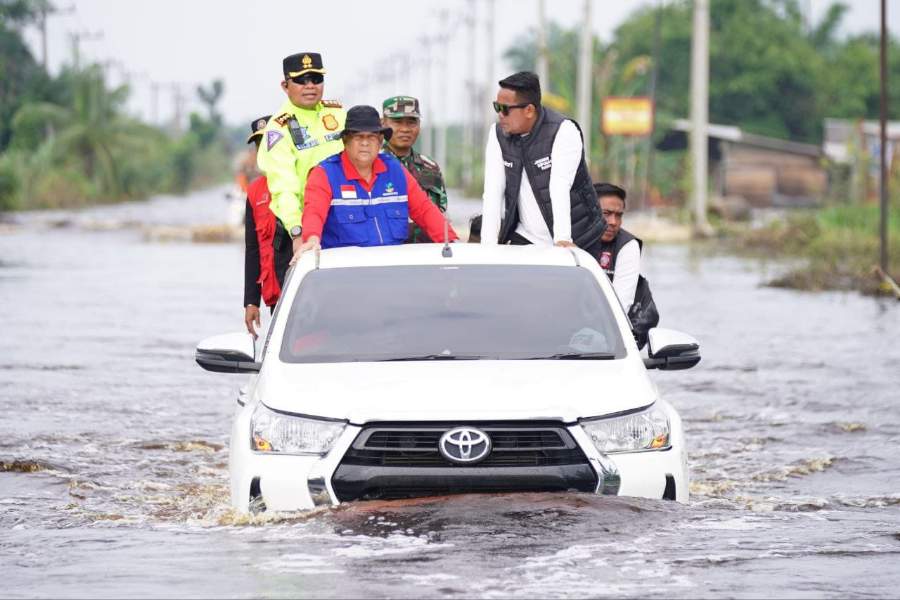 Gubri Edy Natar Tinjau Sekaligus Serahkan Bantuan Korban Banjir di Pelalawan