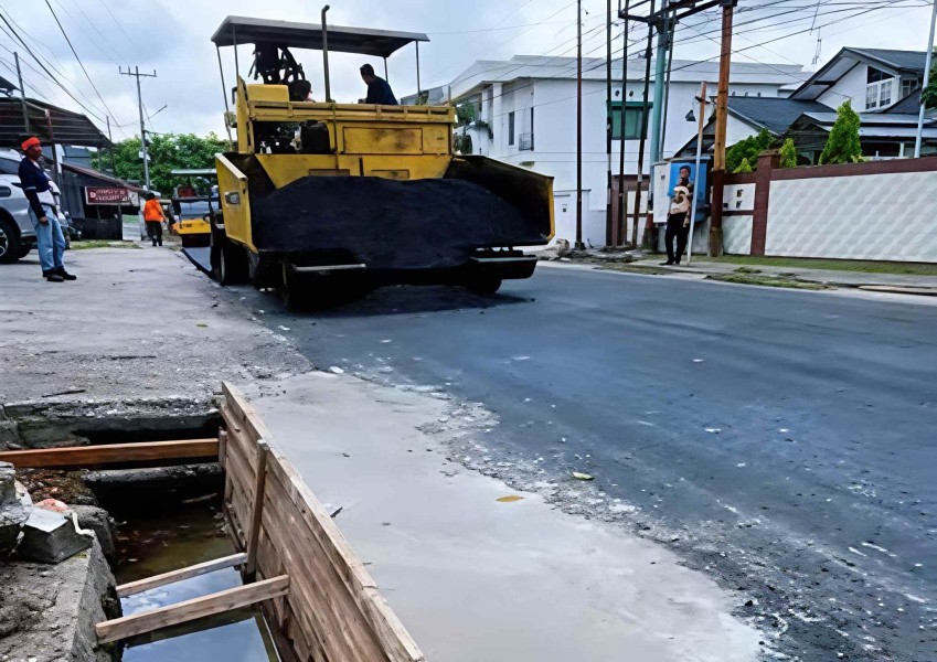 Pemko Pekanbaru Perbaiki Drainase Roboh di Jalan Sekolah Rumbai, PUPR Berlakukan Buka Tutup Jalan