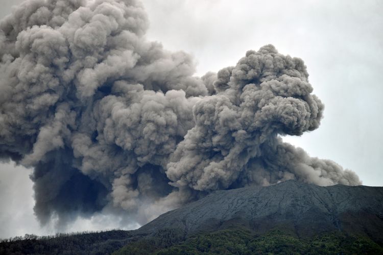 Gunung Marapi Sumbar Masih Erupsi, Warga Radius 4,5 dari Puncak Mulai Mengungsi
