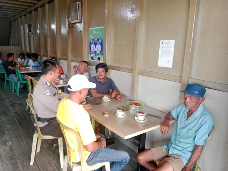 Ngopi Nyantai, Bhabinkamtibmas di Concong Bangun Suasana Pemilu Damai