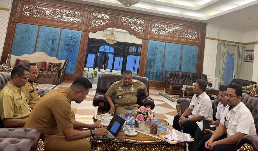 Taktis! Hanya dalam 15 Menit, Gubri Edy Natar Temukan Solusi Penanganan Banjir Jalintim Pelalawan