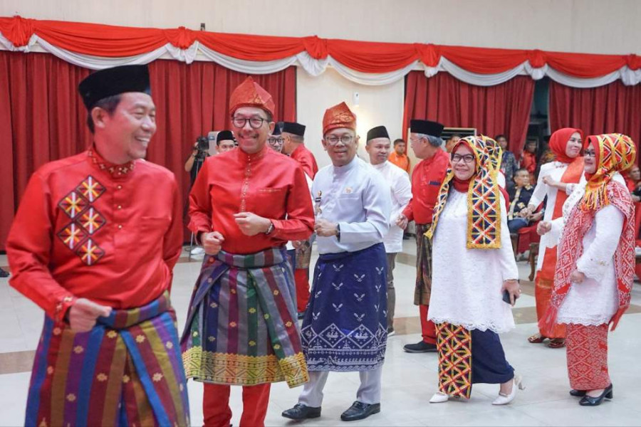 Beginilah Keseruan Pj Gubri Rahman Hadi Menari Randai Kuantan Bersama IKKS Pekanbaru