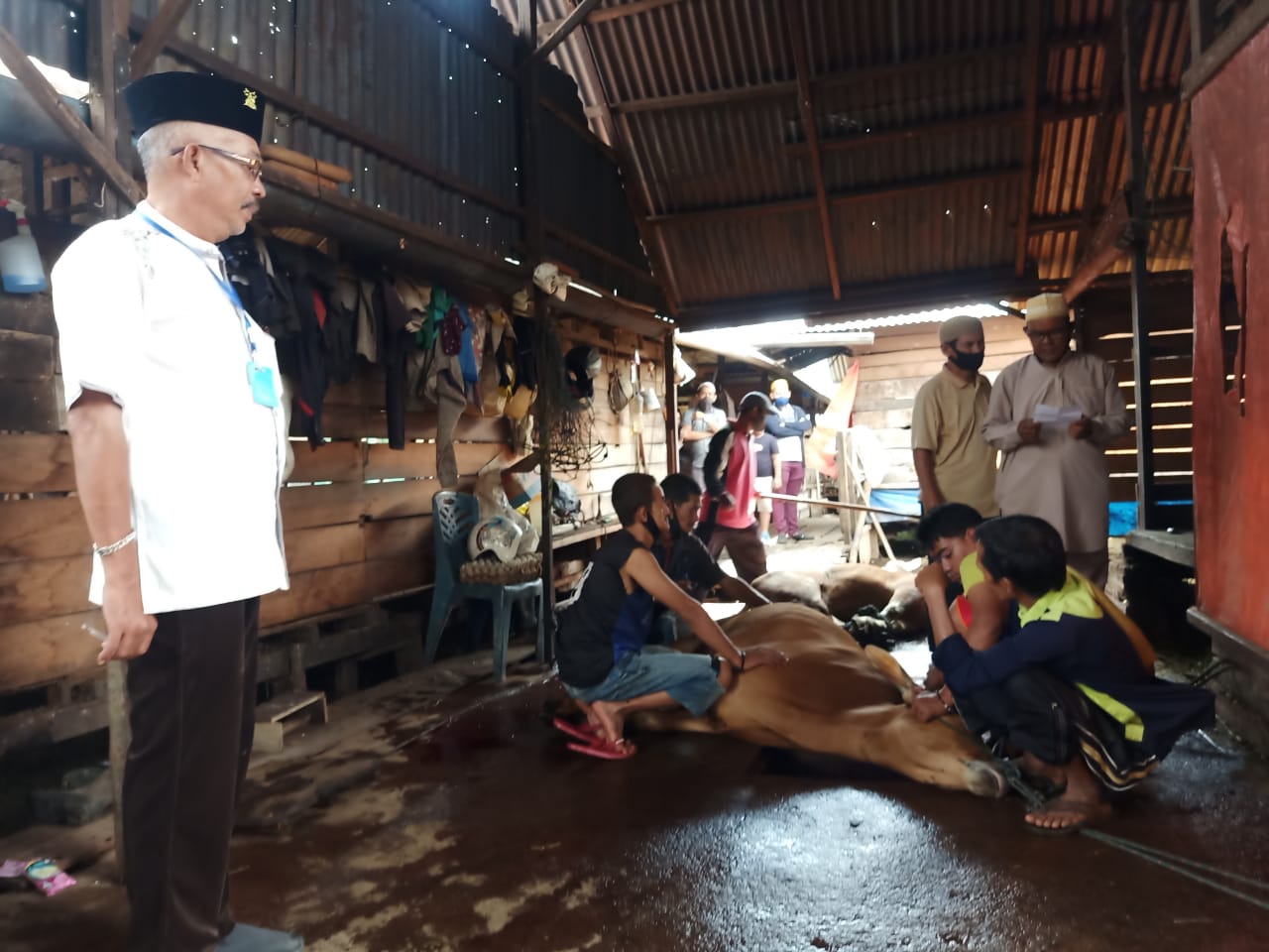 Yayasan Vioni Bersaudara Bagi-bagi Daging Kurban Bersama Beras dan Bumbunya