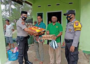 Kapolsek Hulu Kuantan Serahkan Bantuan Kepada Keluarga Korban Pelaku PETI