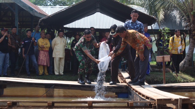 Dandim dan Bupati Inhil Lepas 7000 Bibit Ikan di Keramba Apung dan Tinjau Saung Pengolahan Sabut