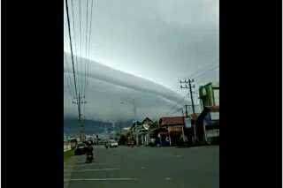 Lihat di Atas! Ada Gelombang Raksasa Bagaikan Tsunami Muncul di Aceh, BMKG: Jangan Panik! 