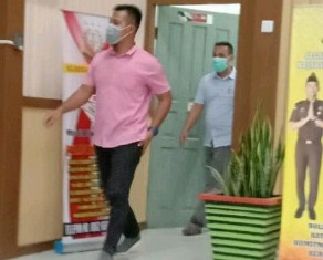 Indra Menghiba Minta Tidak Dipoto & Diberitakan Awak Media Usai Diperiksa Jaksa Hampir 10 Jam