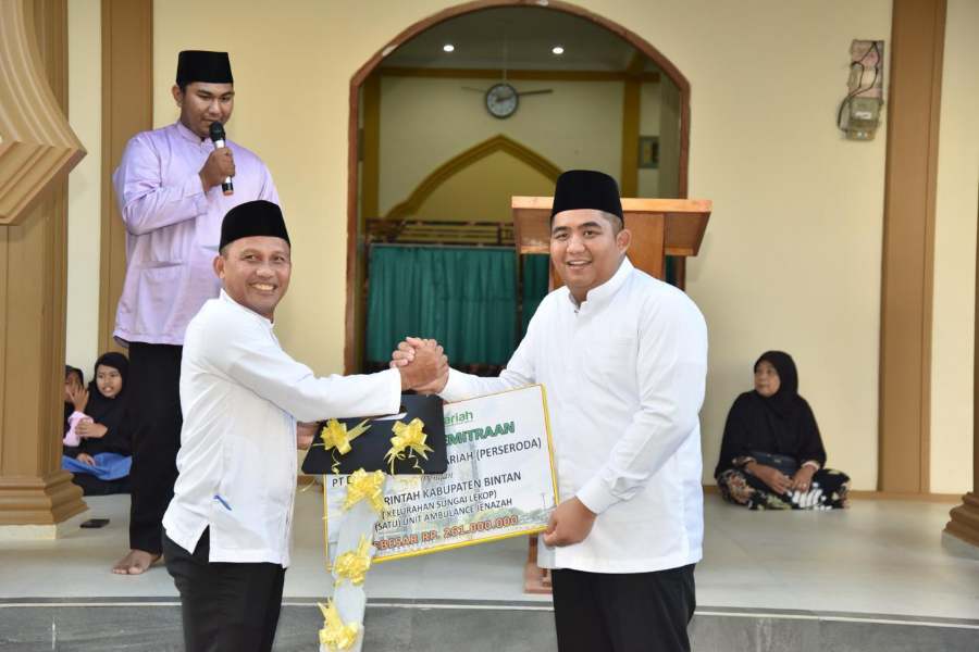 Safari Ramadhan Perdana Pemkab Bintan, Masyarakat Sungai Lekop Terima Ambulan dan Etalase dari CSR BRK Syariah