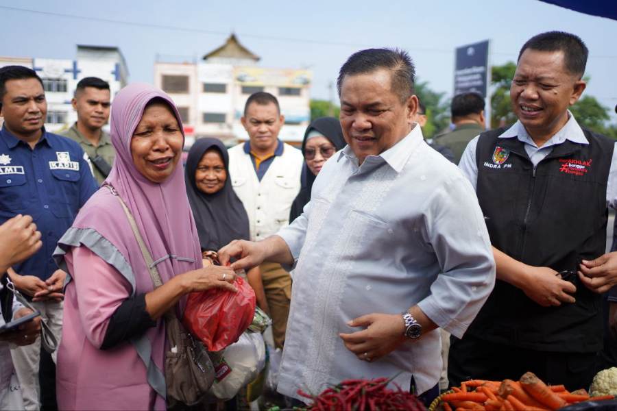 Pastikan Ketersediaan Sembako, Pj Gubri SF Hariyanto Blusukan ke Sejumlah Pasar di Pekanbaru
