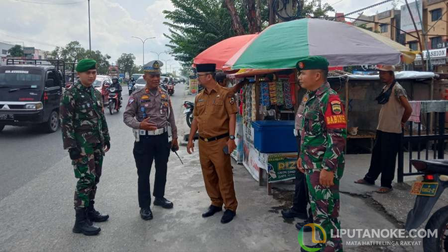 PKL Menjamur di Bahu Jalan Subrantas, Tim Gabungan TNI-Polri dan Camat Lakukan Penertiban