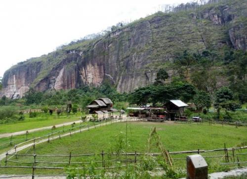 Menikmati Keindahan Tebing dan Air Terjun di Lembah Harau