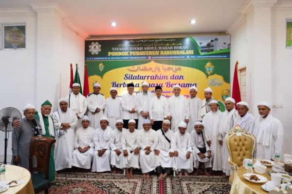Sambangi Ponpes Babussalam di Hari ke-10 Ramadhan, Gubri Syamsuar Serahkan Bantuan CSR BRK Syariah