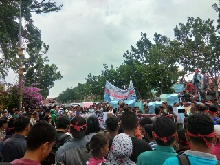 Ribuan Massa Berpita Merah Demo Polda Riau