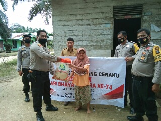 Para Janda Lansia di Batang Cenaku Terharu Melihat Kedatangan Polres Inhu