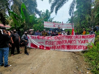 Muak Selalu Dibuai Janji, Masyarakat Blokir Akses Jalan PT IKS