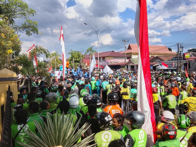 Ratusan Ojol Geruduk Polda Riau Pasca Rekannya Tewas Terlindas Mobil Brimob