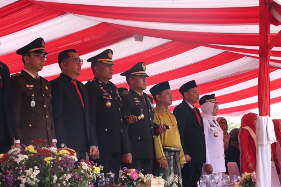 Upacara Penurunan Bendera HUT ke-80 RI di Siak Berlangsung Khidmat, Kapolres Siak Hadir Dampingi Forkopimda