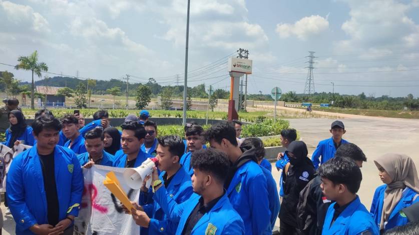 Mahasiswa UIR Demo Dishub Soal Parkir di Pekanbaru