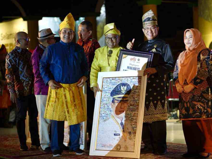 Bupati Inhil Bersama 5 Tokoh dan 11 Perusahaan Terima PWI Riau Award 2023