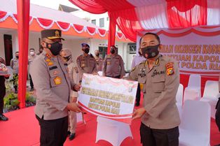 Kapolda Riau Serahkan Bantuan 30 Oksigen Konsentrator Dari Kapolri