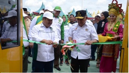 Pemkab Bengkalis Serahkan 2 Unit Bus Sekolah Grastis untuk Pinggir