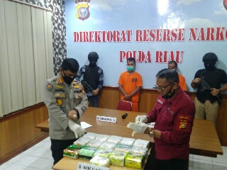 Polda Riau Amankan 15,8 Kg Sabu & Dua Pelaku, Dirnarkoba: Sandi Mereka Mengambil 'Barang Panas' 