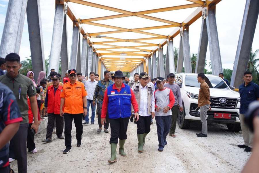 Selesai Awal Tahun, Gubernur Edy Nasution Tinjau Pengerjaan Jembatan Surau Munai Rohul