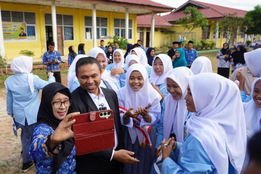 Ketika Gubri Wahid Hadir Tanpa Sekat, Seragam Putih Abu-abu: Momen Berharga Bagaikan Mimpi, Akan Saya Ceritakan ke Keluarga