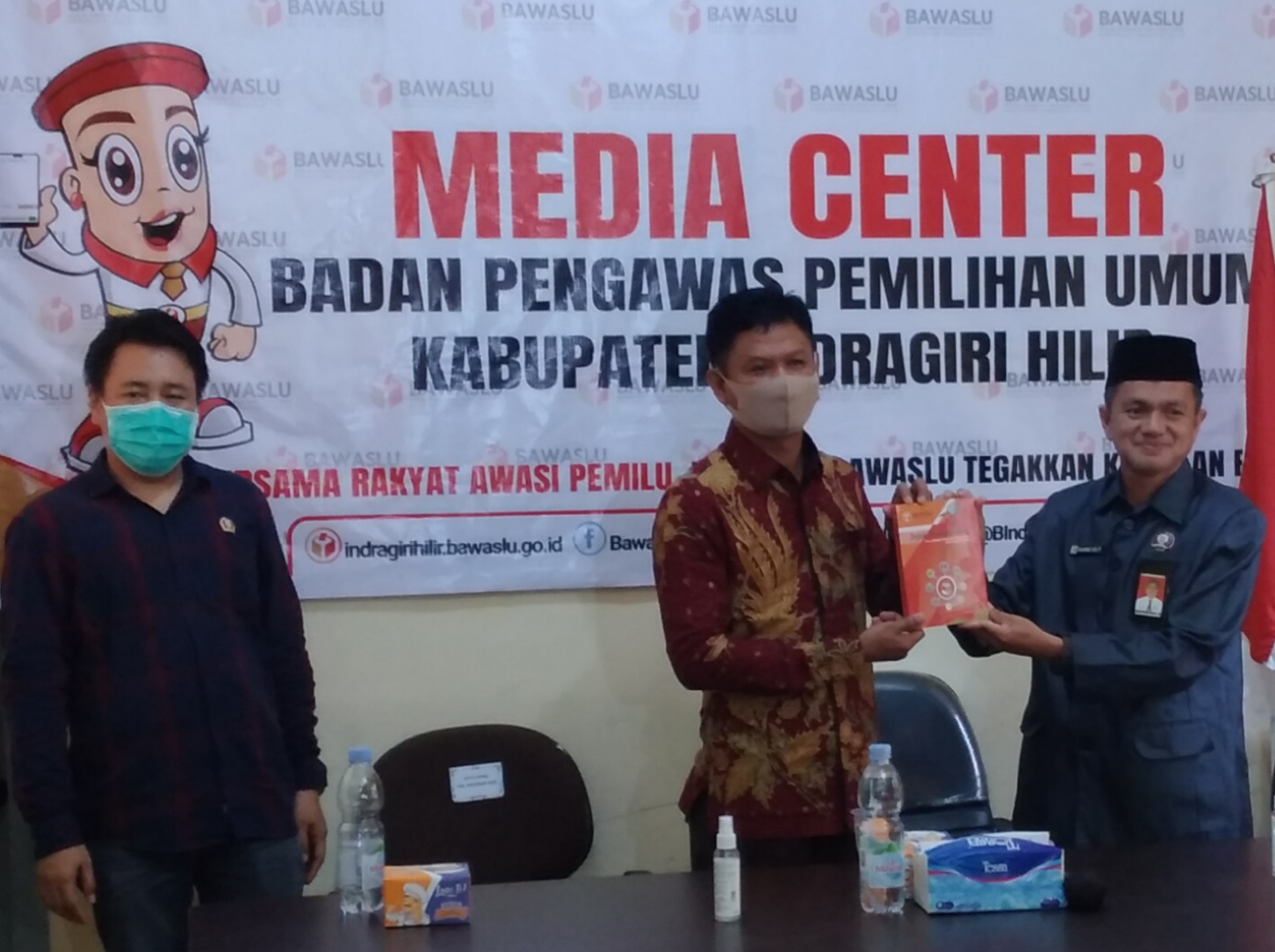 Bawaslu Inhil Lounching Buku Jejak Pengawasan dan Ekspos Peserta SKPP Terbaik se-Riau