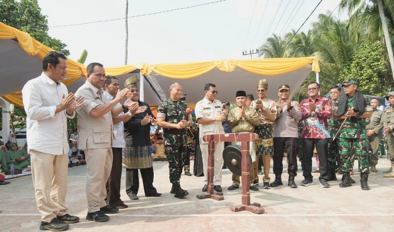 Buka Pacu Jalur Kari Bersama Danrem, Bupati Berharap Pelaksanaan Pacu Jalur Dongkrak Perekonomian Masyarakat