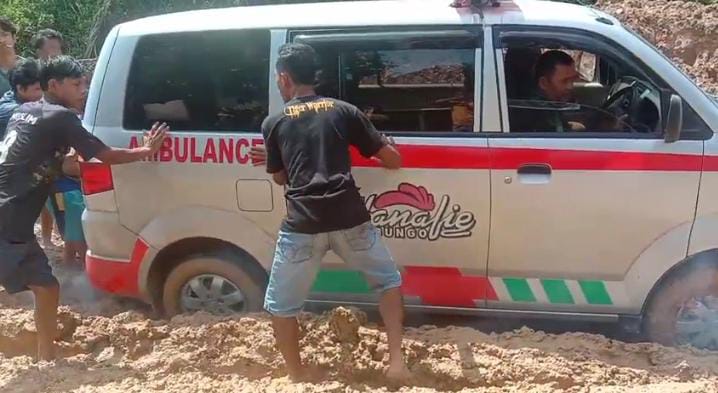 Insfratruktur Jalan Memprihatinkan, Mobil Pengantar Jenazah Terpuruk di Jalan Lintas Batang Cenaku Inhu