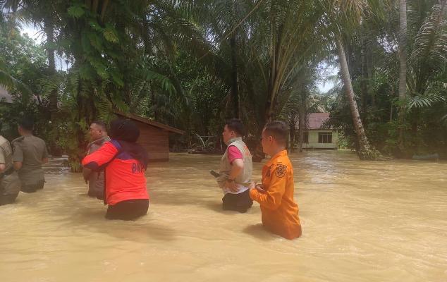 Ratusan Rumah Terendam, Tim Satgas BPBD Kuansing Terjun ke Lokasi Banjir Desa Pantai dan Desa Lubuk Ramo 