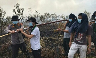 STIE Tuah Negeri & HMI Dumai Bantu Padamkan Karhutla