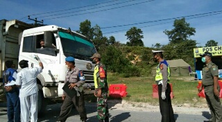 Babinsa Koramil 03/Siak Pantau Kenderaan di Jalan Lintas antar Provinsi 
