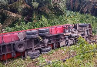 Supir Mengantuk, Truck Oleng Lalu Masuk Jurang