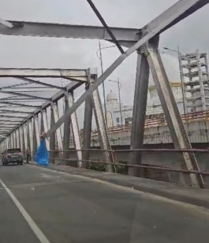 Pengguna Jalan Diminta Hati-hati, Ikatan Besi Atas Jembatan Siak II Pekanbaru Jatuh