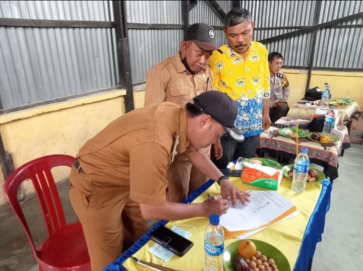 Kades Pasir Emas Lantik Perangkat Desa, Rahman : Semoga Pelayanan dan Pembangunan Semakin Baik