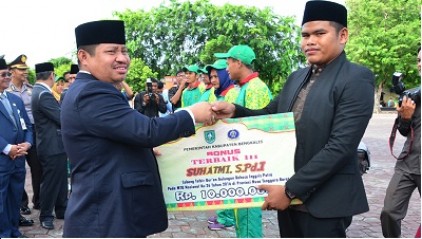  Bupati Amril Serahkan Bonus pada Qari dan Qoriah Bengkalis Berprestasi