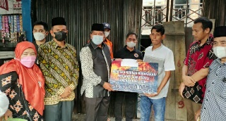 Bupati Alfedri Temui Korban Kebakaran & Serahkan Bantuan di Tualang 