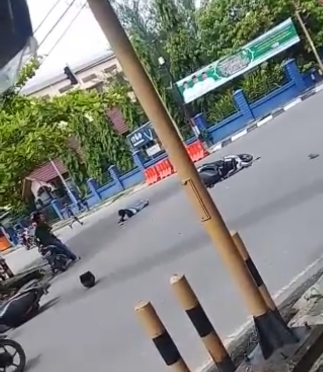 Laka Lantas di Traffic Light, 2 Pengendara Sepeda Motor Dilarikan ke RSUD Puri Husada