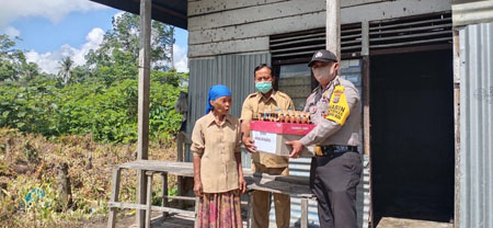 Dirgahayu RI Ke-75, Polres Siak Salurkan Bansos Kepada Masyarakat.