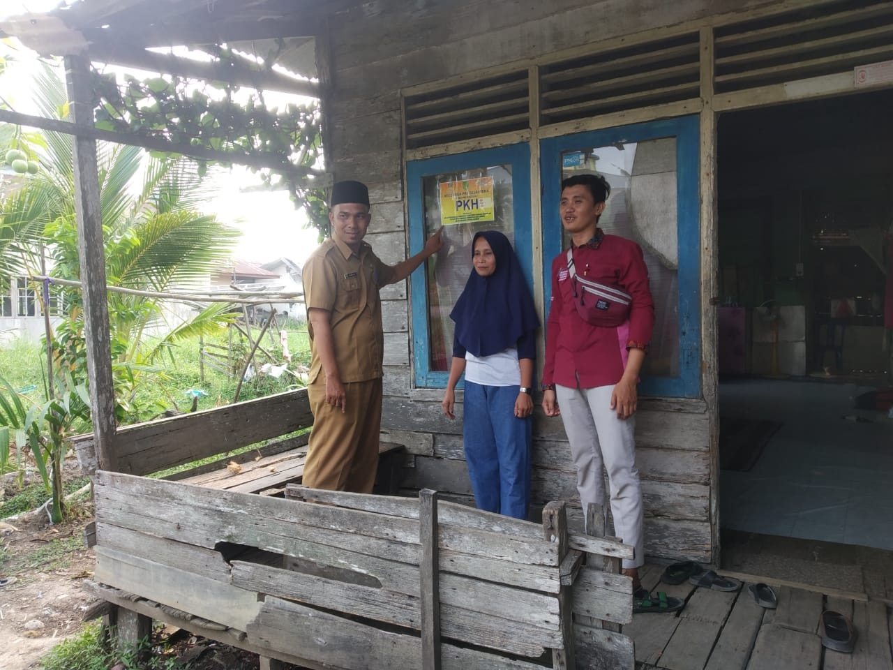 Lurah Teluk Pinang-Inhil Apresiasi Pemasangan Stiker di Rumah Masyarakat Penerima PKH