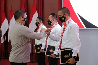 Kapolda Riau Berikan Penghargaan pada 41 Personel Berprestasi