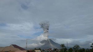 Sinabung Semburkan Abu Vulkanis Setinggi 2,3 Km