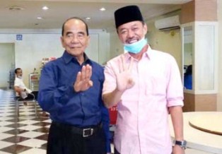 Benarkah Afrizal Sintong 'Titisan' Annas Maamun di Pilkada Rohil?, Liat Pose Empat Jarinya!