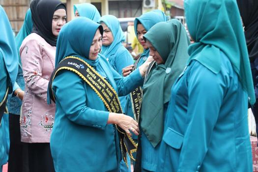 Lantik Ratusan Bunda Asuh, Yulia Herma: Ini Bukti Nyata Keseriusan Kuansing Turunkan Angka Stunting