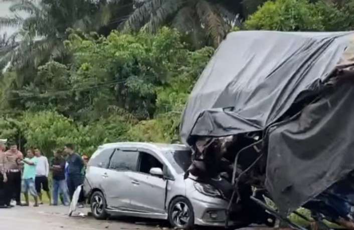 Minibus Seruduk Ekor Truk di Jalan Lintas Pekanbaru-Teluk Kuantan, Penumpang Luka-luka