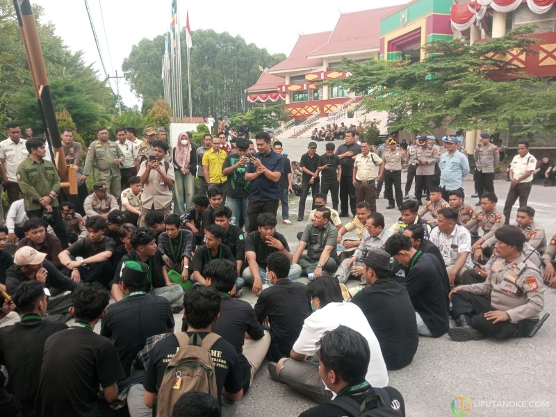 Puluhan Mahasiswa HMI Demo di DPRD Riau, Tuntut Penanganan Karhutla hingga Kasus Korupsi