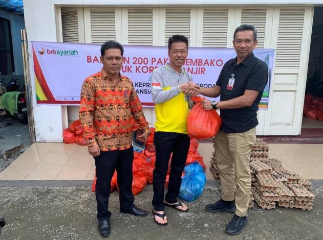 BRK Syariah Cabang Rohil Bantu Warga Terdampak Banjir